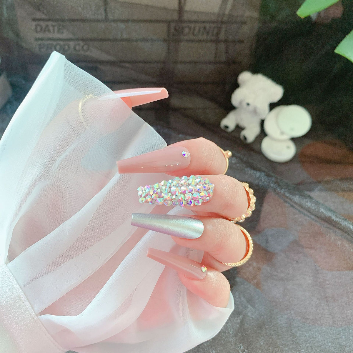 Glamouröse mit Strass akzentuierte Nagelerweiterungen