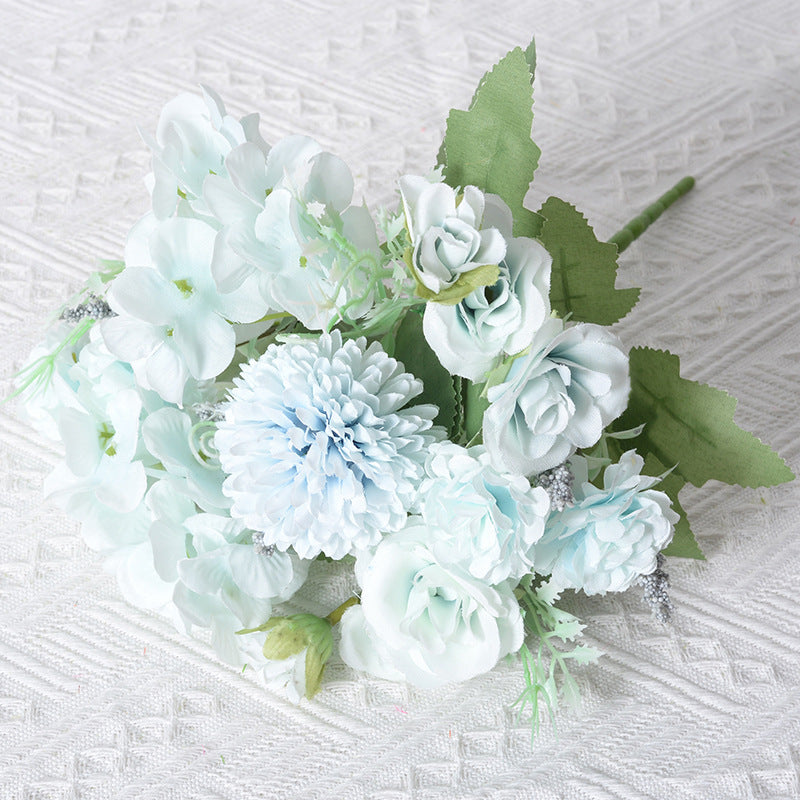 Stylischer künstlicher Blumenstrauß