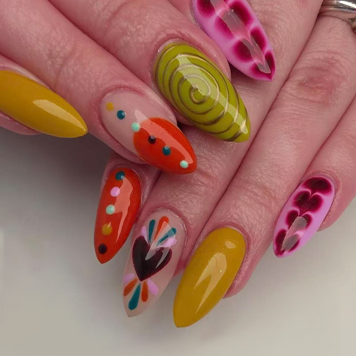 Kunstfingernägel mit Lebendigem Design Brehn
