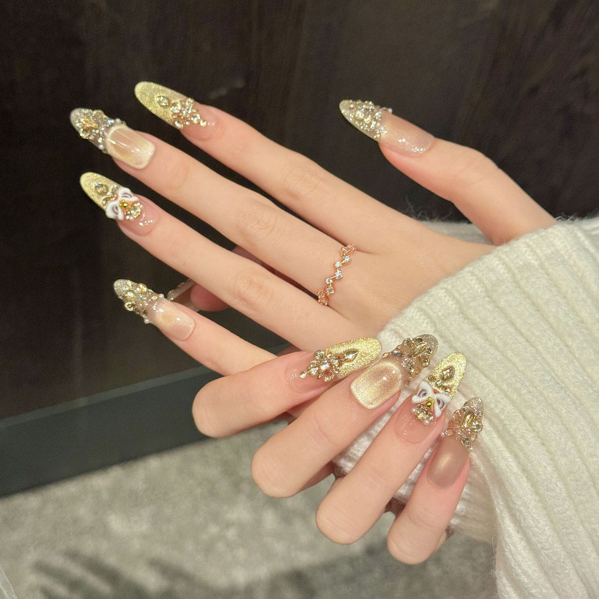 Dekorativer Press-On-Nagelsatz mit Strassakzenten