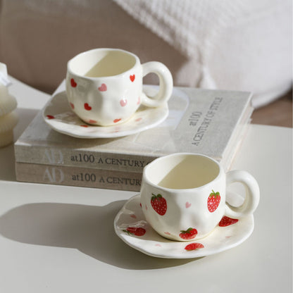 Keramik-Tasse mit handbemaltem Tulpenmuster und organischer Form
