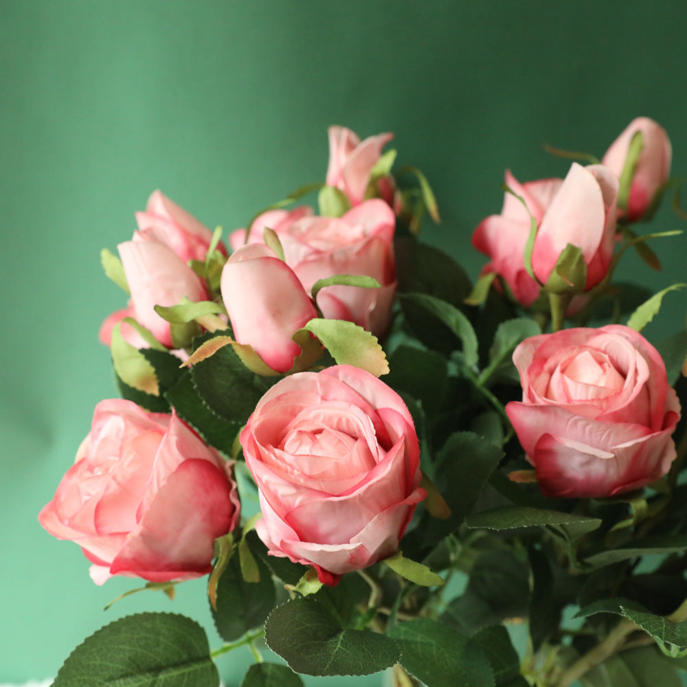 Realistisches Samt-Rosenbouquet