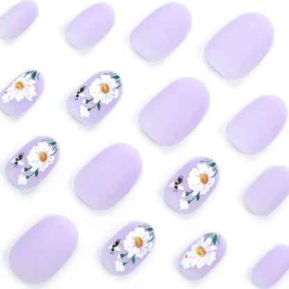 Kunstvolle Nagelgestaltung mit zarten Blumenelementen Brehn
