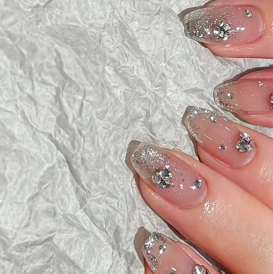 Kunstnagelset mit extravaganten Glitzer- und Kristallverzierungen Brehn