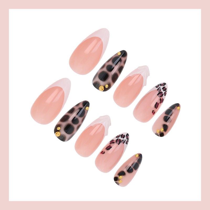 Kunstnagelset mit trendigen Leopardenmustern und eleganten Akzenten Brehn