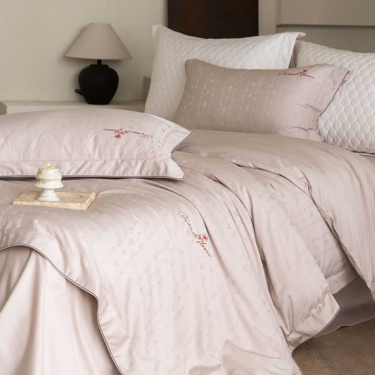 Luxuriöses Satin-Bettwäsche-Komplettset mit wattierter Überdecke und zarter Logo-Stickerei