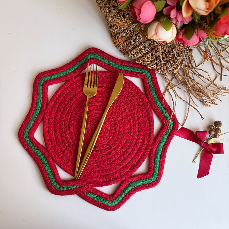 Geflochtenes Baumwoll-Tischset mit gewelltem Rand und dekorativer Kontrastkante