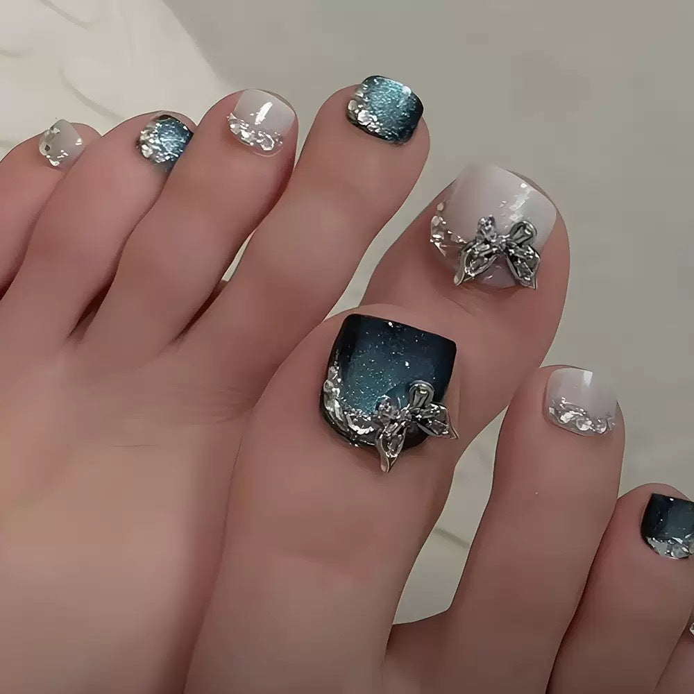 Kunstnagelset mit eleganten 3D-Verzierungen und Glitzer Akzenten Brehn