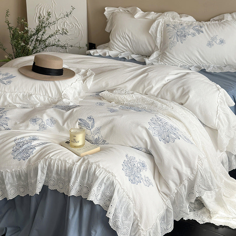Besticktes Bettwäscheset im Landhausstil mit Rüschenvolant und Lochspitze