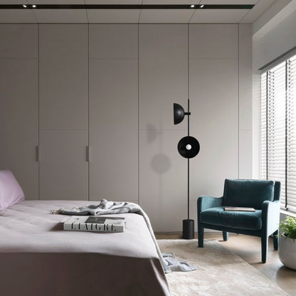 Moderne Schlanke Stehlampe mit verstellbarem Schirm