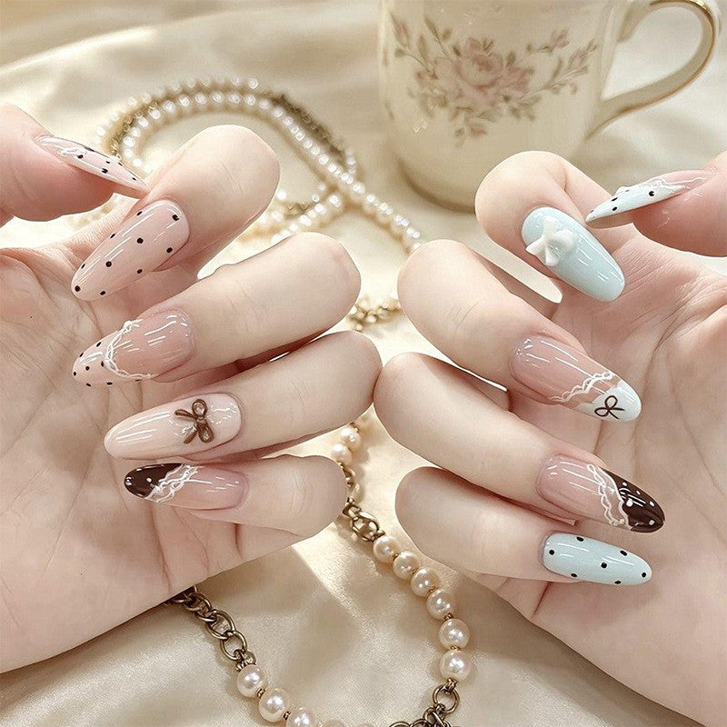 Kunstnagelset mit eleganten Akzenten und feinen Designs Brehn