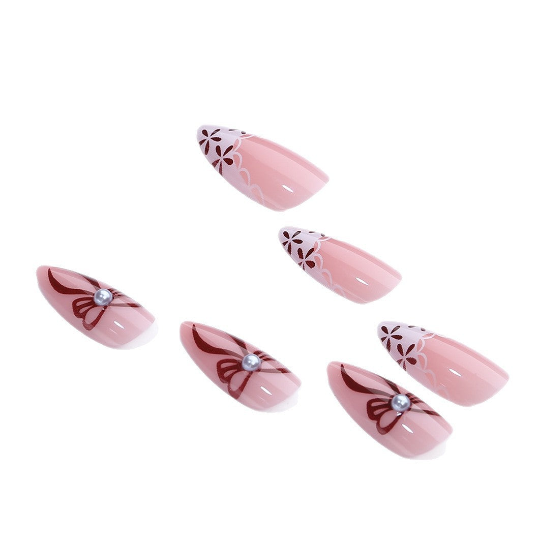 Elegantes Kunstnageldesign mit floralen Akzenten Brehn