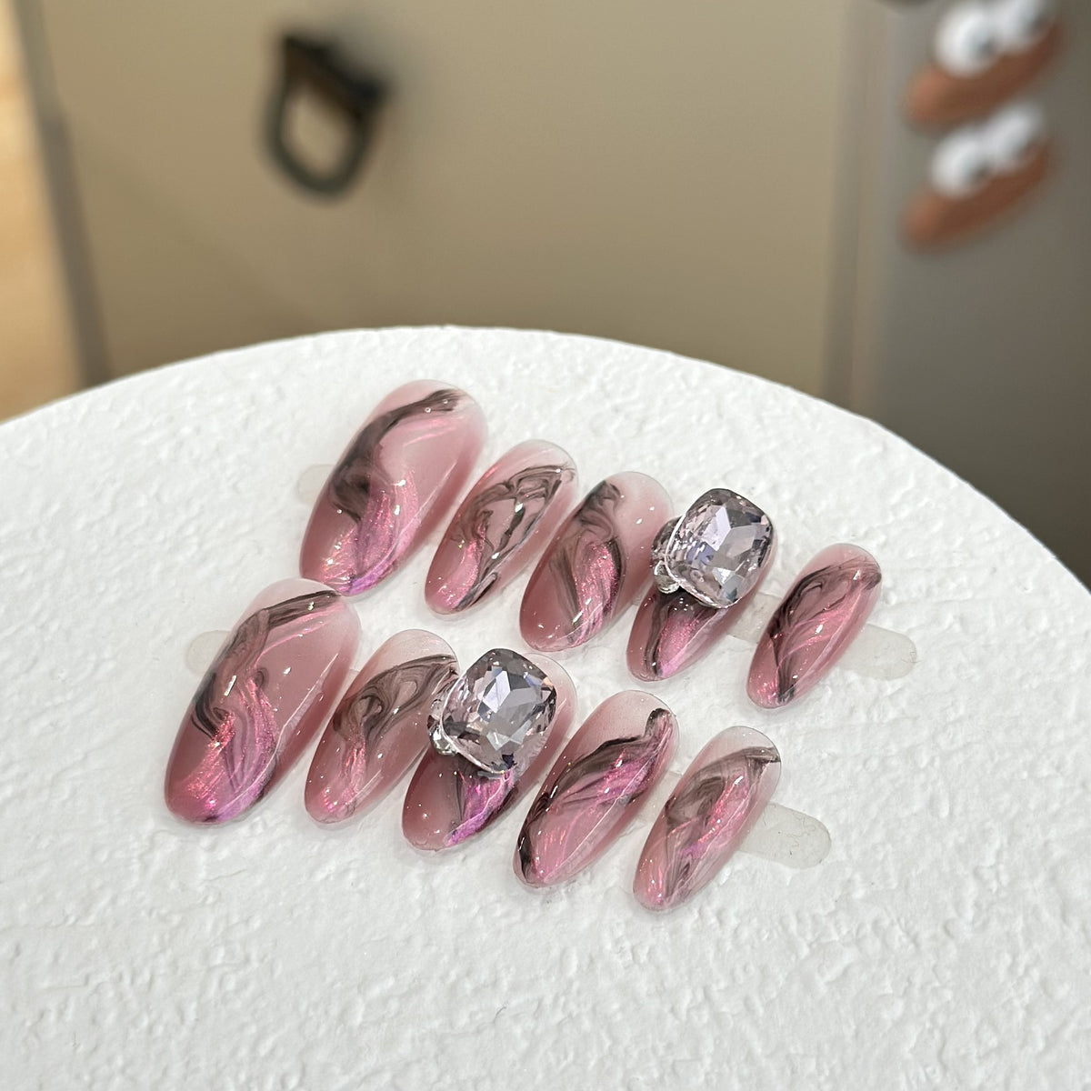 Künstlerisches Marmor-Design Press-On Nagelset mit Edelstein-Akzenten