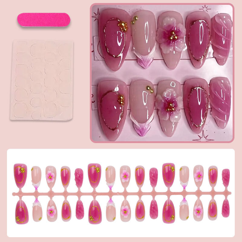 Kunstnagelset mit floralen Akzenten und luxuriösen Details Brehn