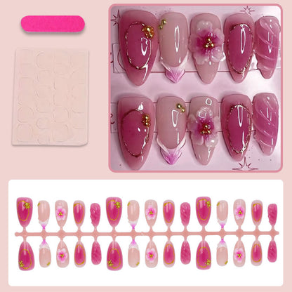 Kunstnagelset mit floralen Akzenten und luxuriösen Details Brehn