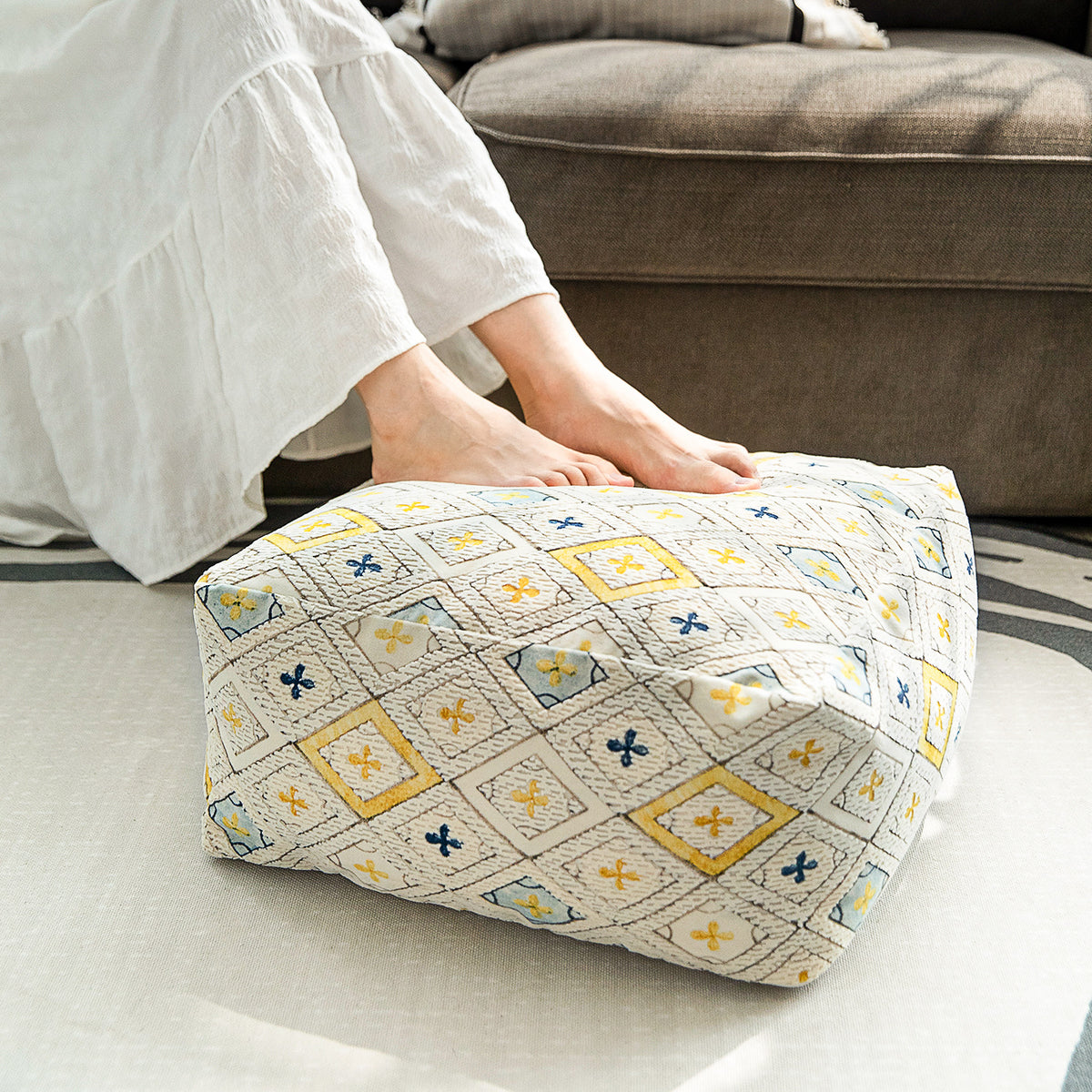 Sitzpouf aus gewebtem Baumwollmix mit gestepptem Diamant-Relief Brehn