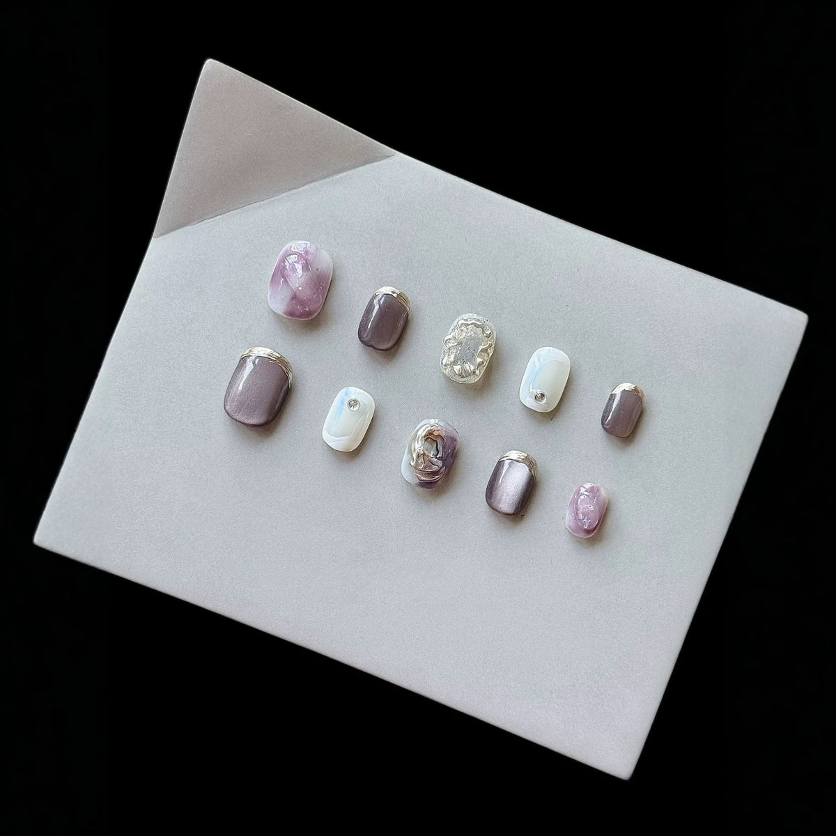 Künstlerisches Press-On Nagelkunst Set mit einzigartigen Ombre- und metallischen Akzenten