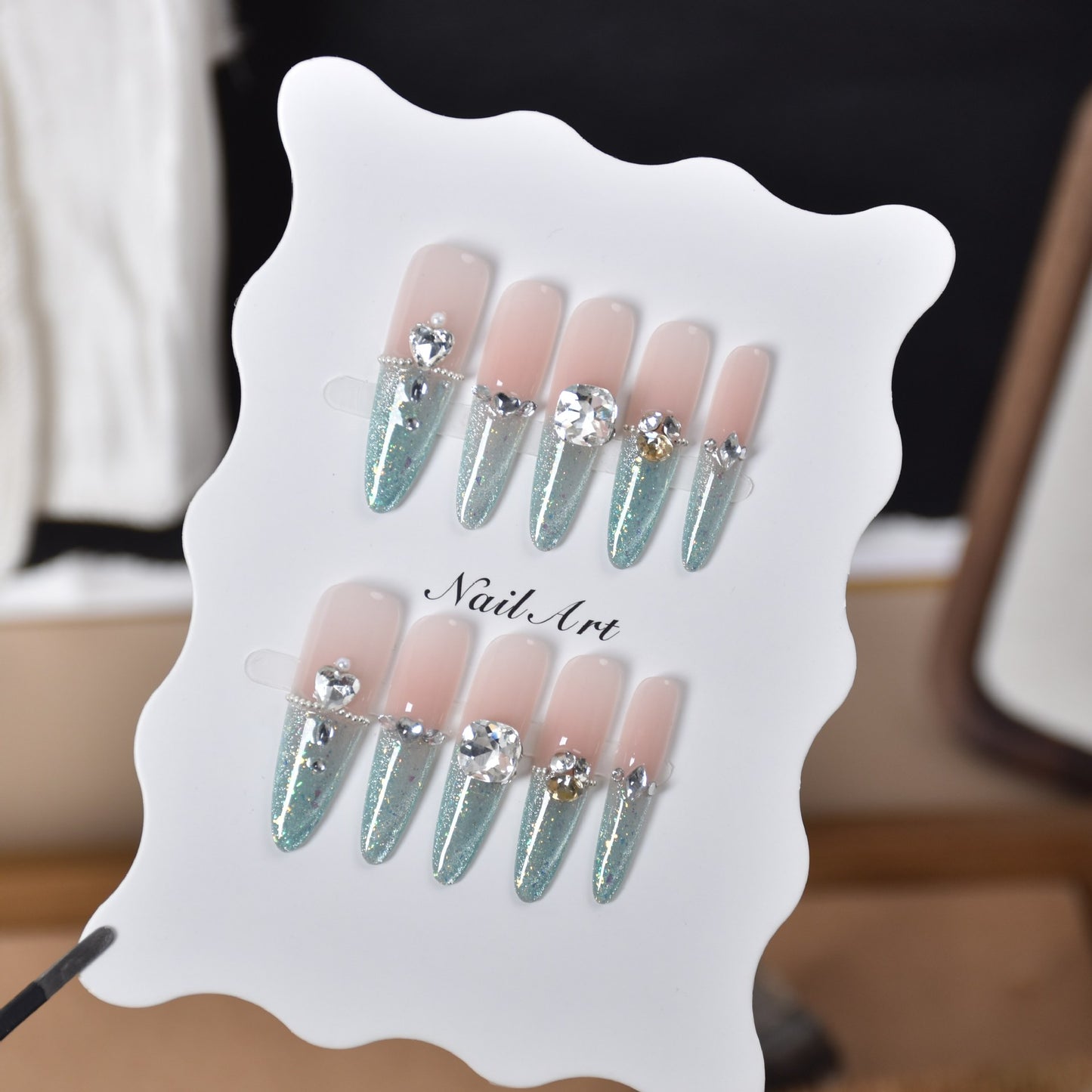 Glamouröse kristallverzierte Stiletto Press-On-Nagelerweiterungen Brehn