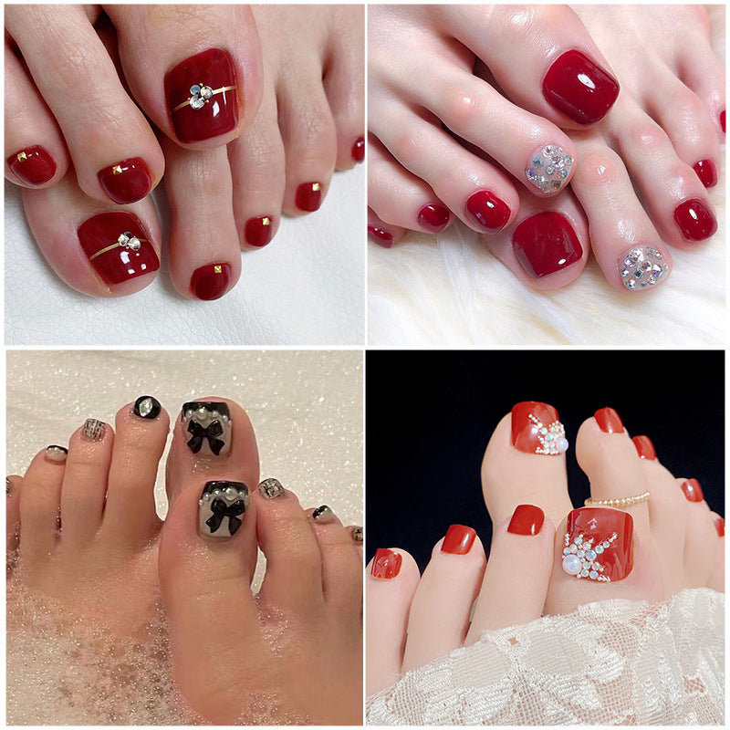 Kunstvolle Fußnagelkunst mit Glitzer- und geometrischen Akzenten Brehn