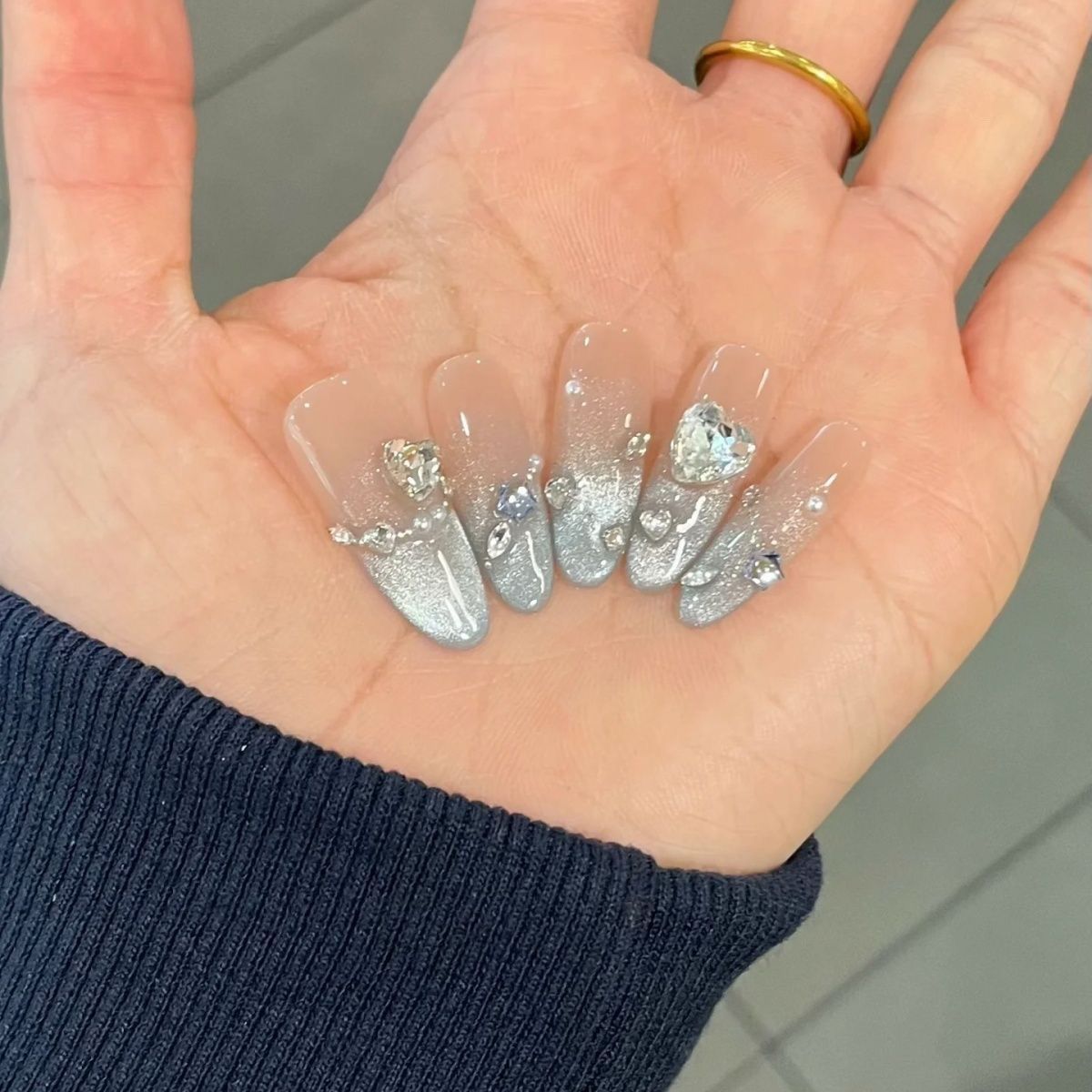 Elegante Press-On-Nagelerweiterungen mit Kristallakzenten Brehn