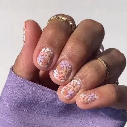 Kunstvolle Nagelset mit 3D-Blumen- und Schleifendetails Brehn