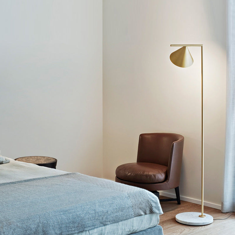 Künstlerische Stehlampe mit schickem Kegelschirm