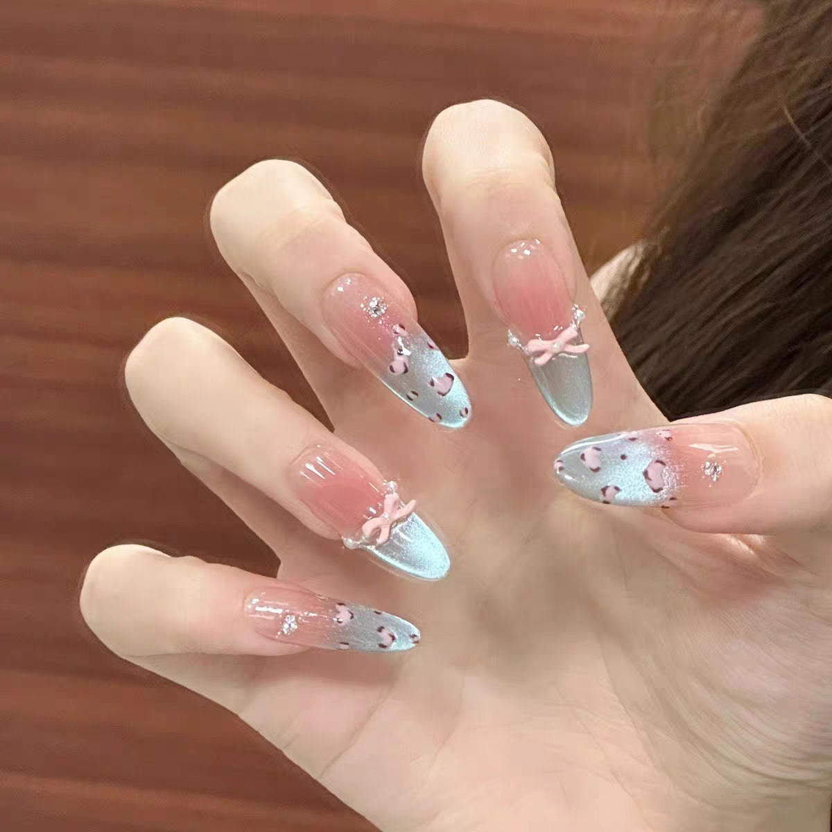 Künstlerische Blumen- und minimalistische Fingernägel zum Aufkleben Brehn