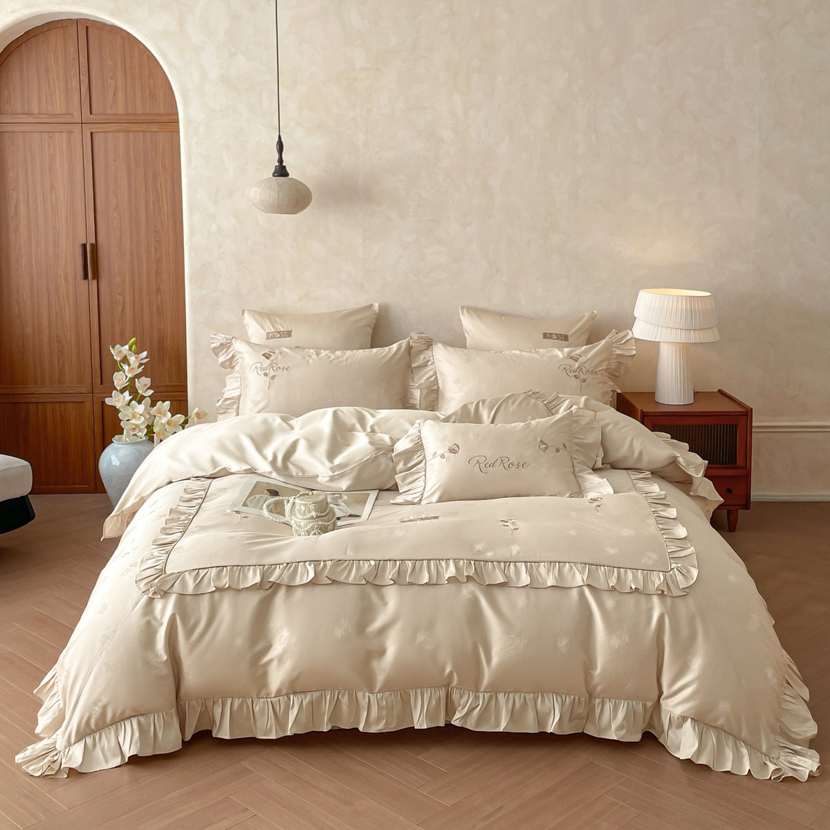 Romantisches Satin-Bettwäsche-Set mit Volants, feiner Blumenstickerei und Wendekissen