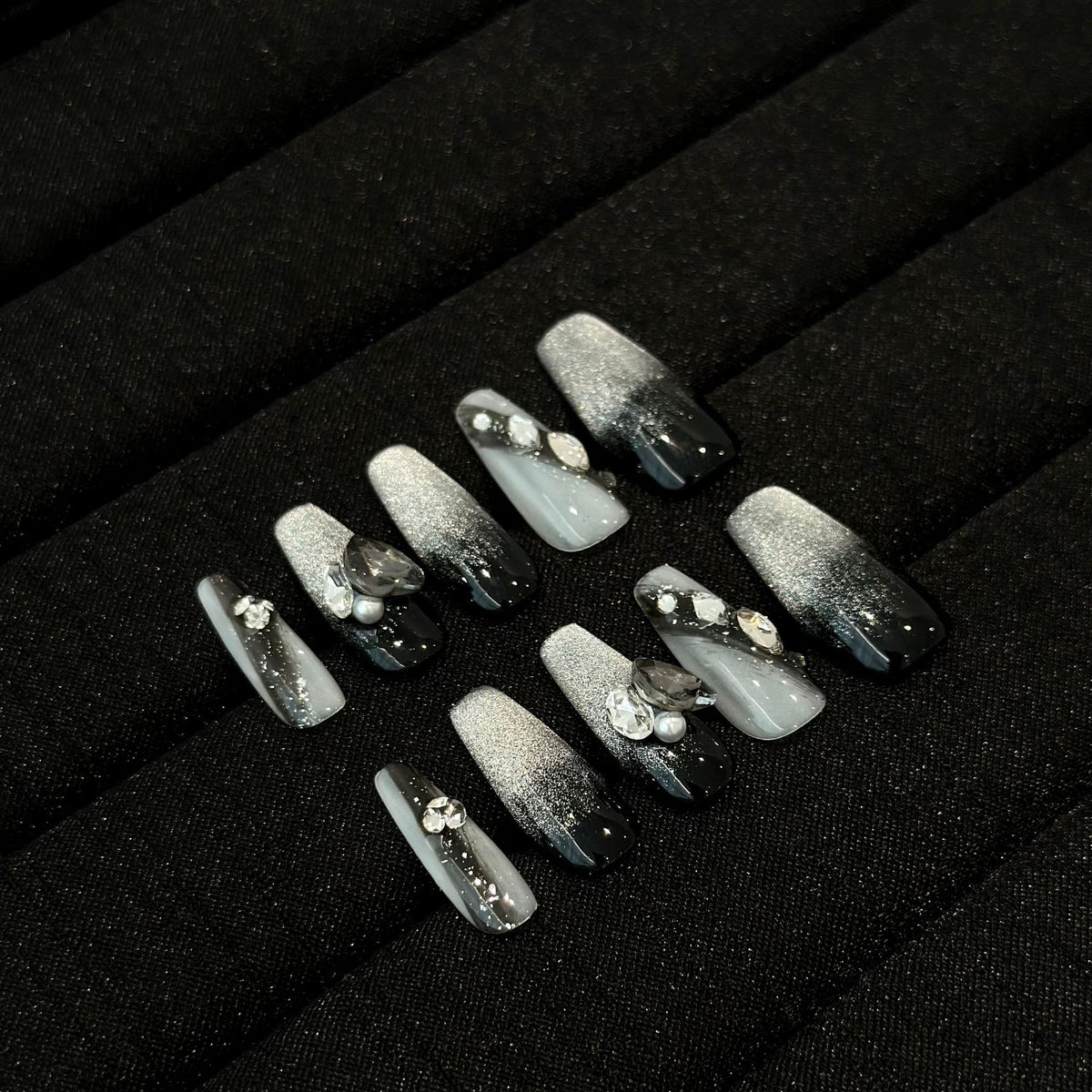 Künstlerisches Ombre Press-On Nagelset mit Edelsteinakzenten