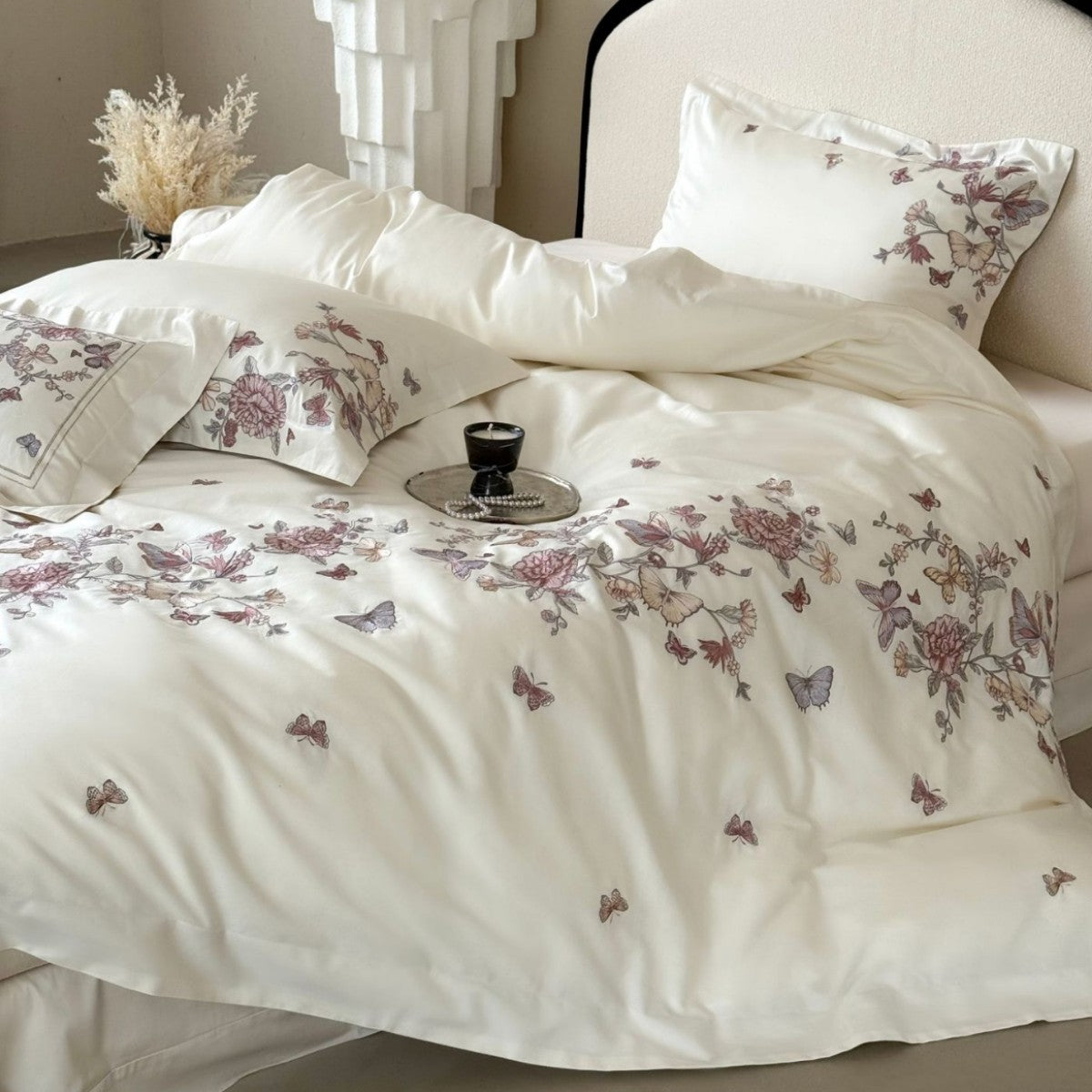 Luxuriöse Baumwollsatin-Bettwäschegarnitur mit floraler Stickerei und Schmetterlingsmotiv