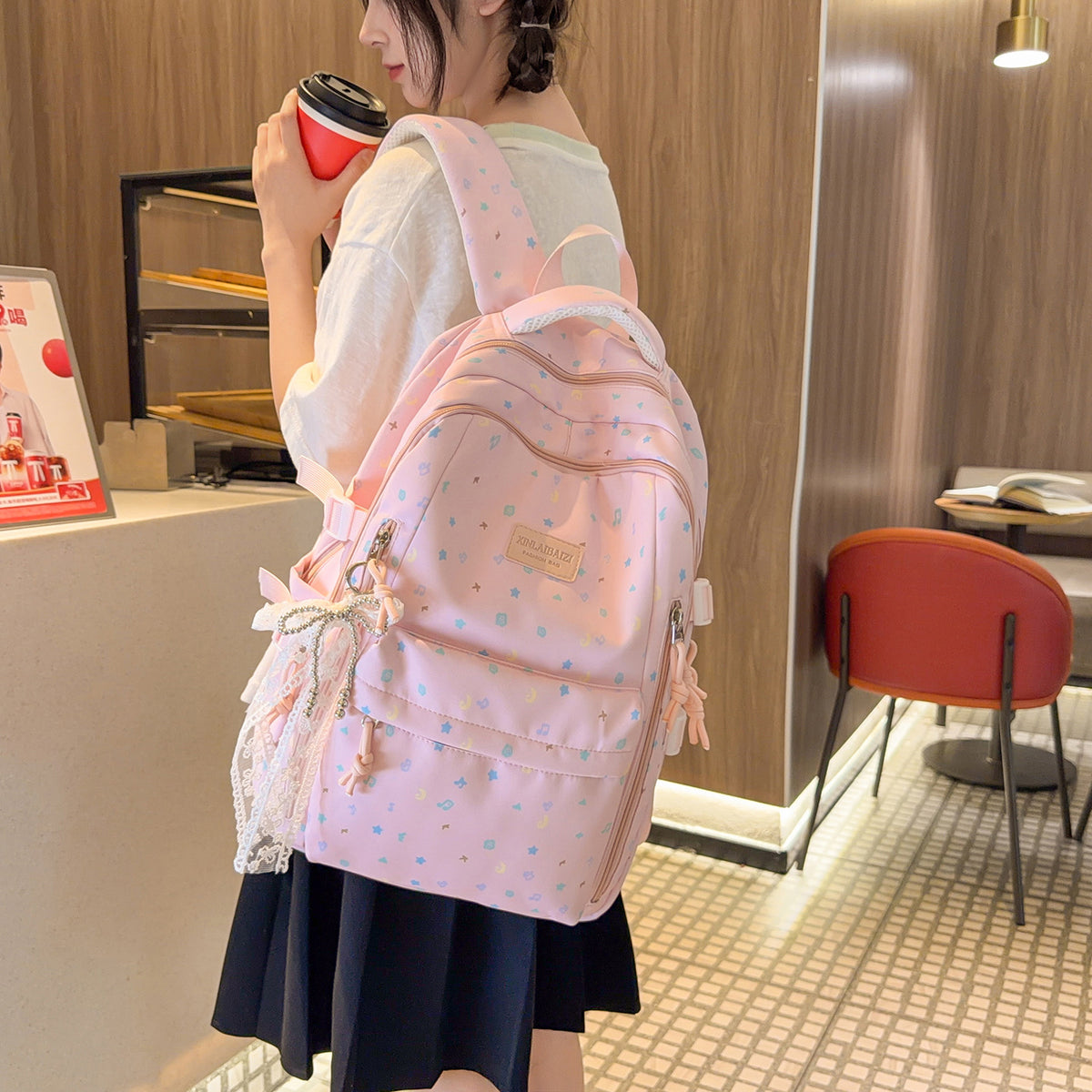 Stylischer Multi-Taschen-Rucksack mit dekorativen Akzenten Brehn