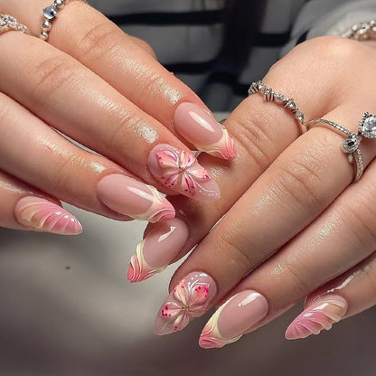 Kunstnagelset mit zarten Blumendesigns und modernen Ombre-Effekten Brehn