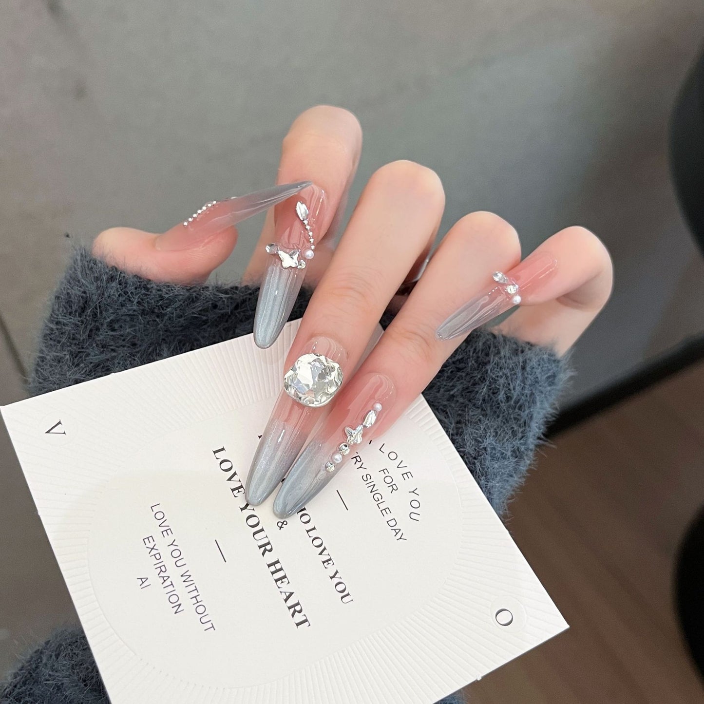 Dekorative mit Kristallen verzierte lange Stiletto Press-On Nägel Brehn