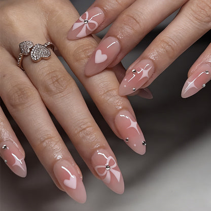 Kunstnagelset mit romantischen Herzen- und Schleifenmotiven Brehn