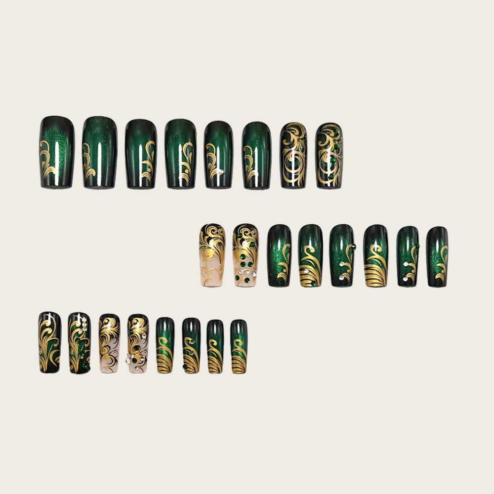 Kunstnägel mit Eleganten Gold- und Grüntönen Brehn