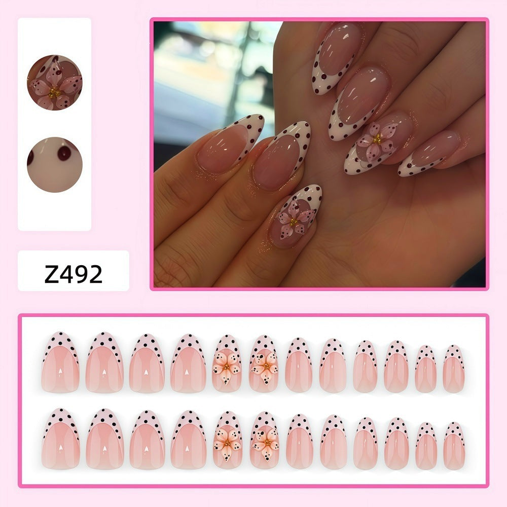 Kreative Kunstnägel mit floralem Design und glamourösen Akzenten Brehn