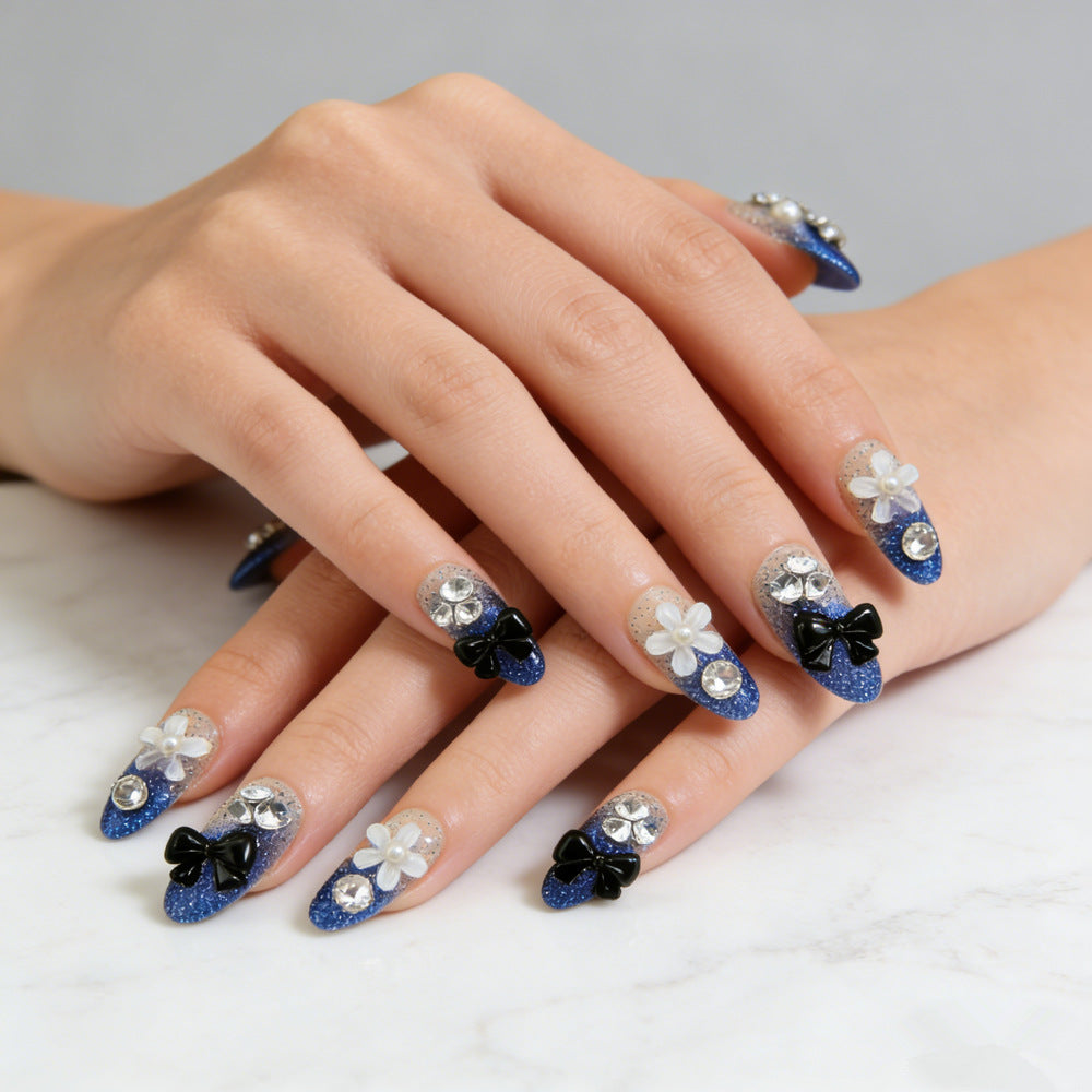 Dekorative Glam Nagelspitzen