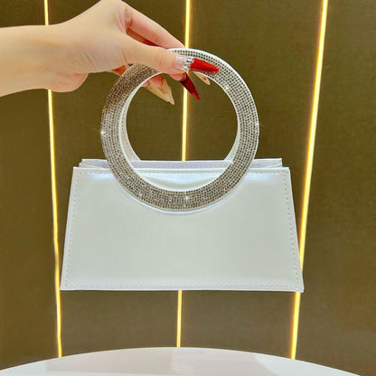 Elegante ringgetragene Abendhandtasche