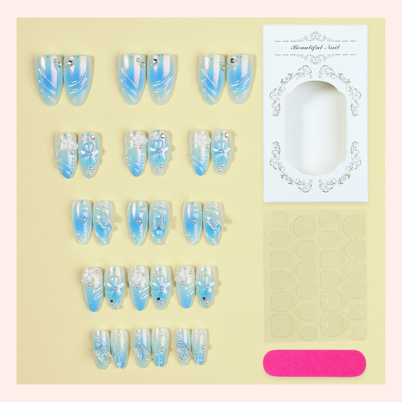 Kreatives Kunstnagelset mit floralen Akzenten und glitzernden Details Brehn