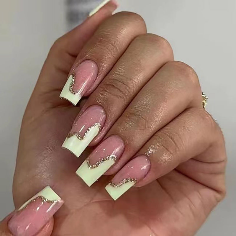 Stiletto-Nagelkunstverlängerungen mit elegantem Glitzerwellen-Design Brehn