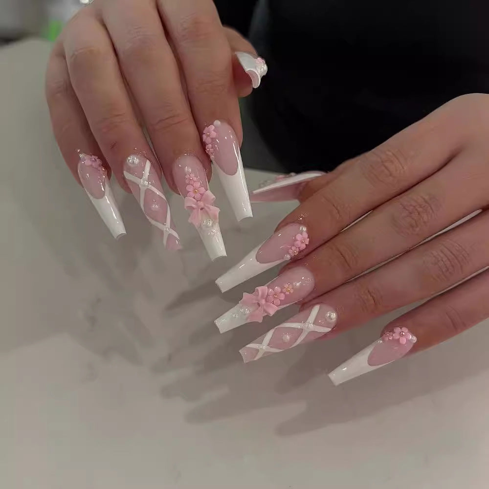Kunstvolle und Elegante Stiletto Kunstnägel mit Floral-Design Brehn