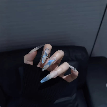 Faszinierende, mit Kristallen besetzte Stiletto-Nagelspitzen