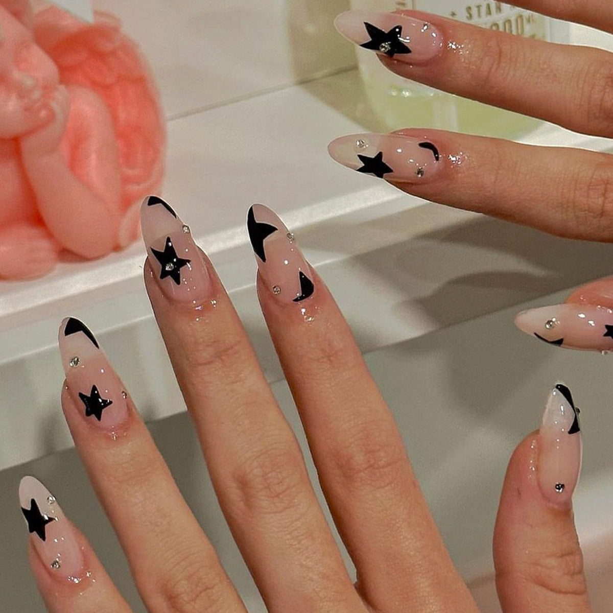 Kunstnagelset mit glamourösen Sternenmotiven und eleganten Spitzendesigns Brehn