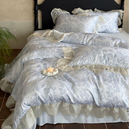 Romantische Bettwäsche-Garnitur im floralen Jacquard mit dekorativem Volant