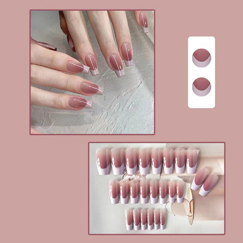 Kunstvolle Nagelkunst mit Schmetterlings- und Perlendetails Brehn