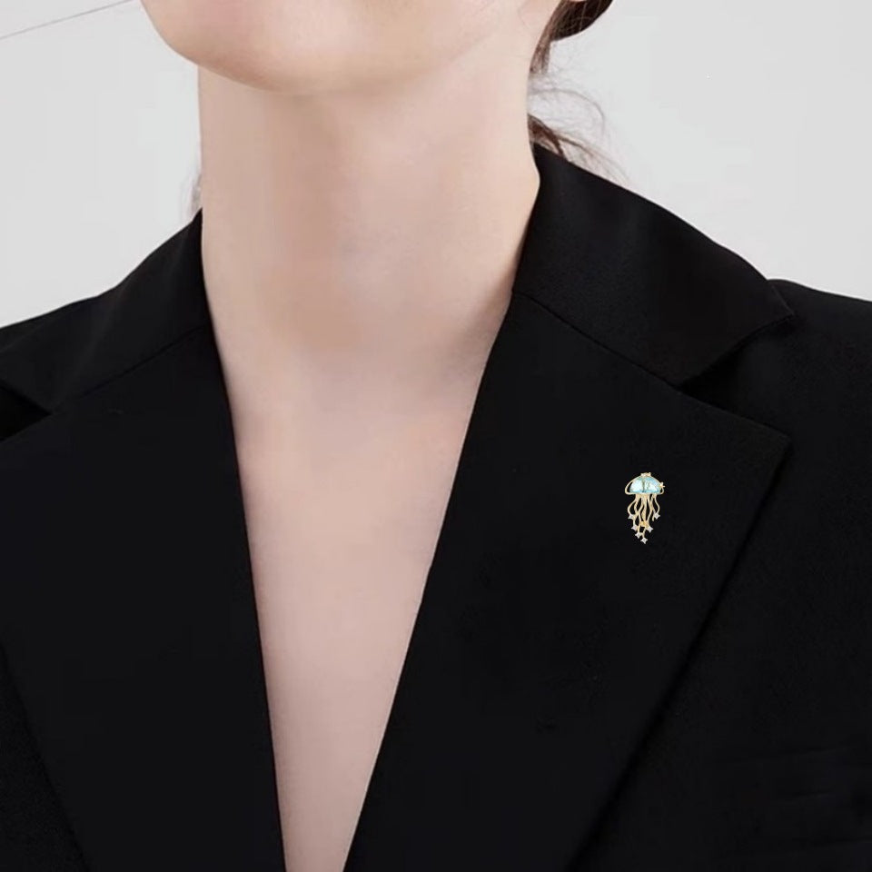 Elegante Quallenbrosche mit Funkelnden Kristallen Brehn