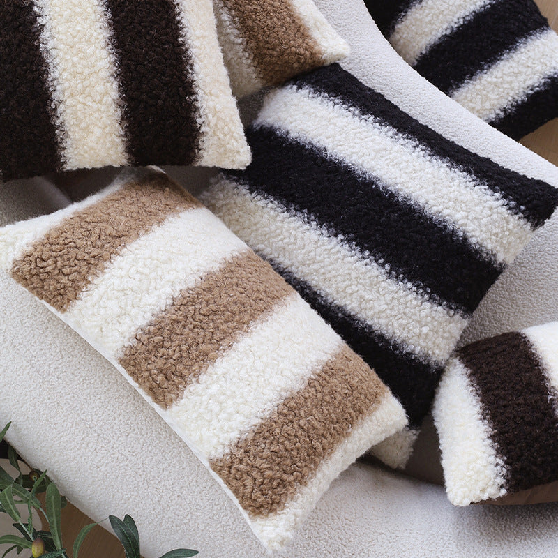 Quadratischer Kissenbezug aus Teddy‑Bouclé mit reliefierten Streifen und softem Flor Brehn