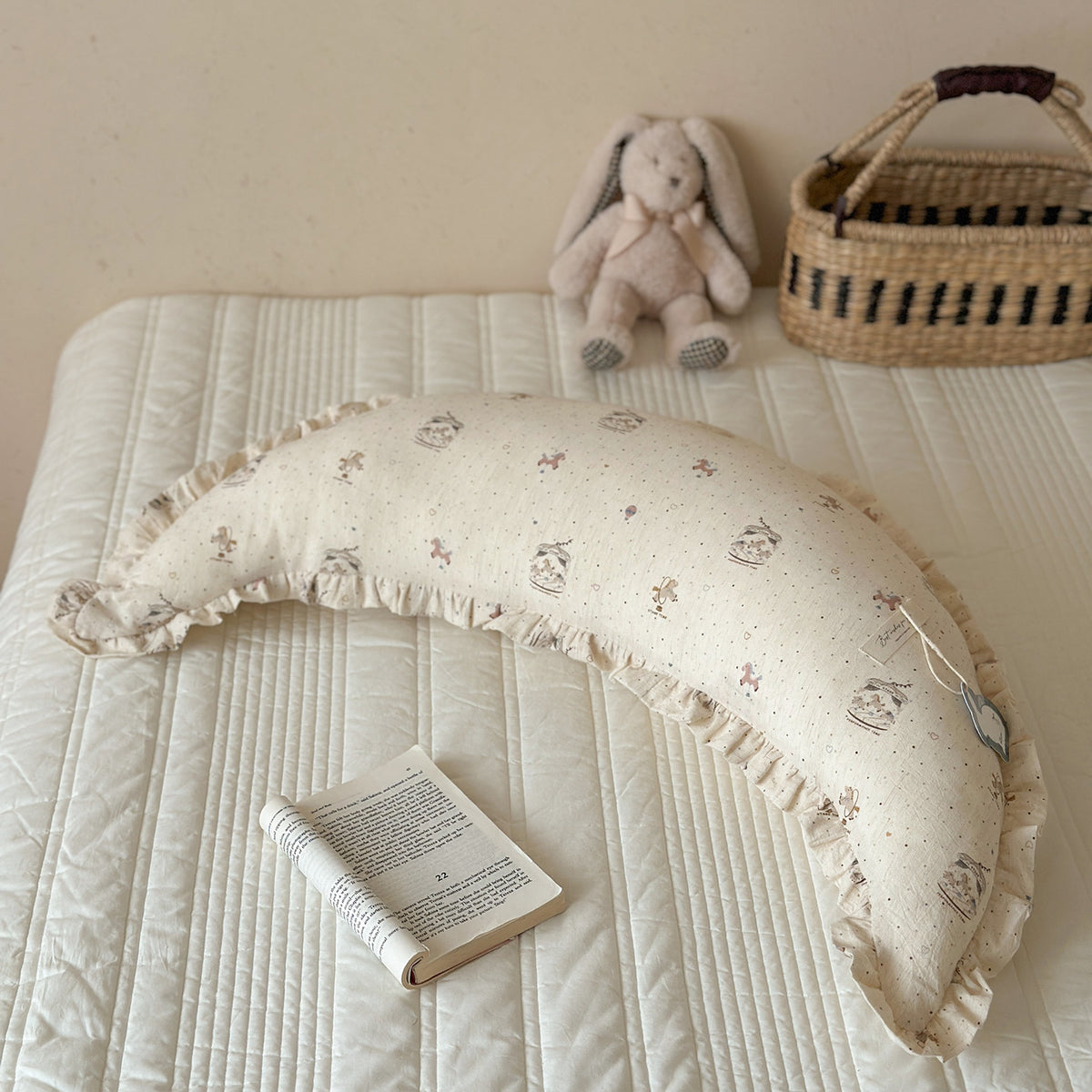 Ergonomisches Baumwoll-Mutterstillkissen mit Rüschendeck und Hasenmotiv