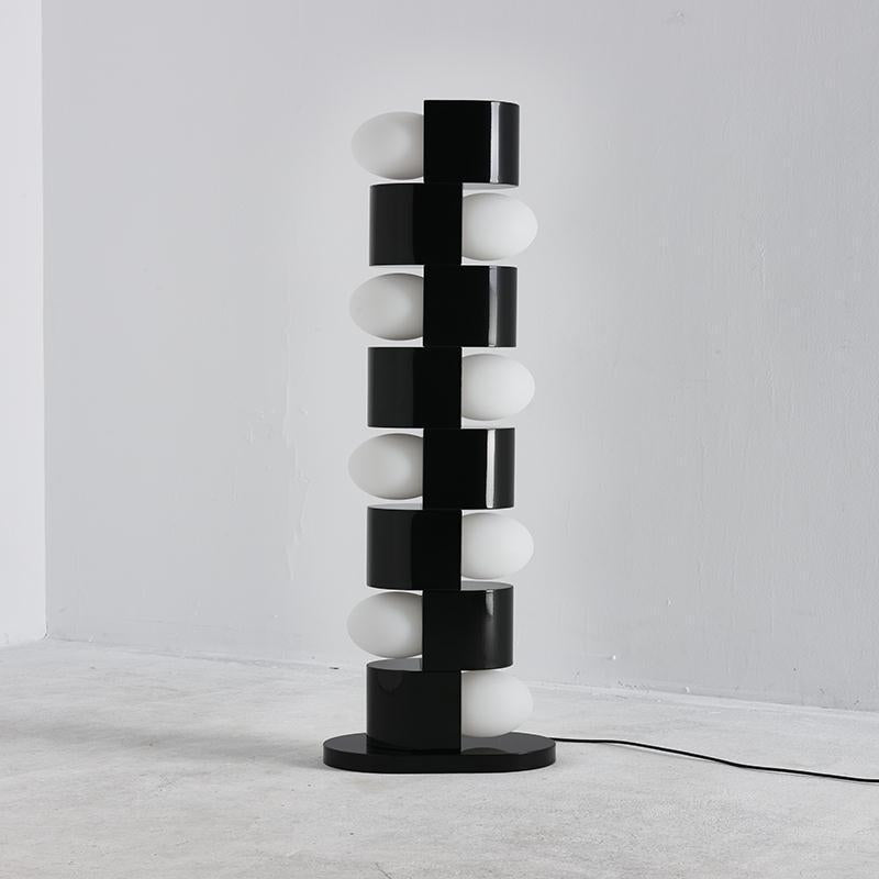 Skulpturale Tower Stehlampe mit modernem Design