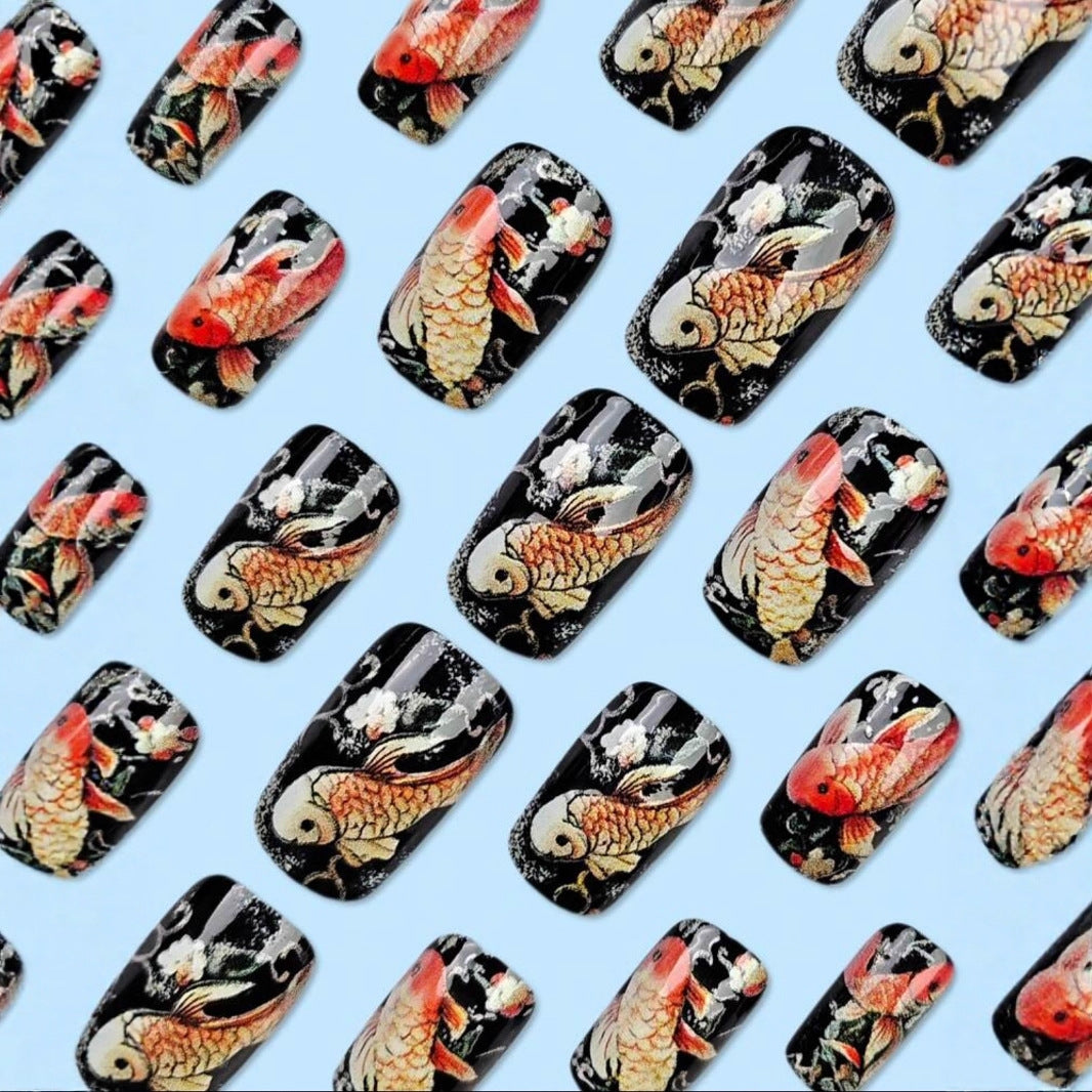 Kunstnagelset mit detaillierten Koi-Motiv Brehn
